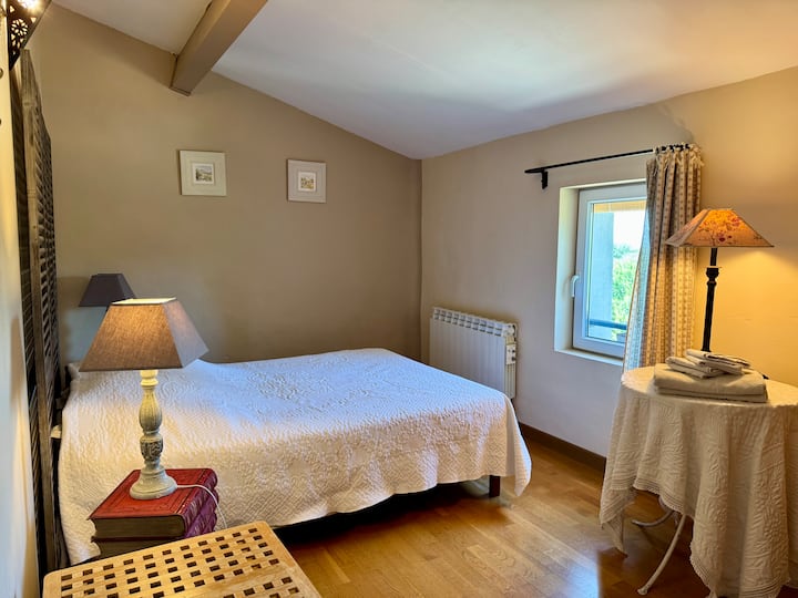 Საძინებელი 2 - სიგალოუ. 
Ის საოჯახო სტრუქტურის ნაწილია საძინებელი 1 ‑ ით.
Სააბაზანო დიდი იტალიური საშხაპითა და დამოუკიდებელი უნიტაზით.
Სატელევიზიო შეზლონგი/თანდართული ბიბლიოთეკა.