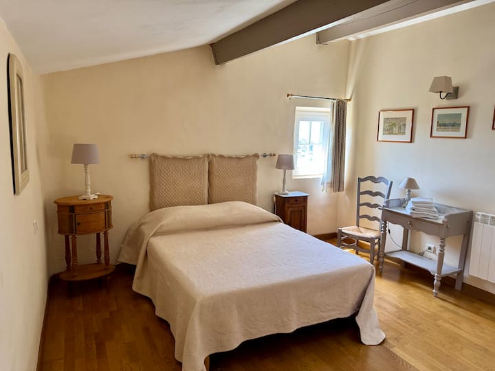 Საძინებელი 1 მასპინძელი სამოთხე 
12 მ2 ტელევიზორის შეზლონგით/ბიბლიოთეკით მეზობლად 
Სააბაზანო დიდი შესასვლელი საშხაპითა და დამოუკიდებელი უნიტაზით