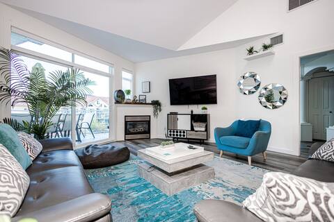 Luxury Penthouse Cathedral Loft with Lake View