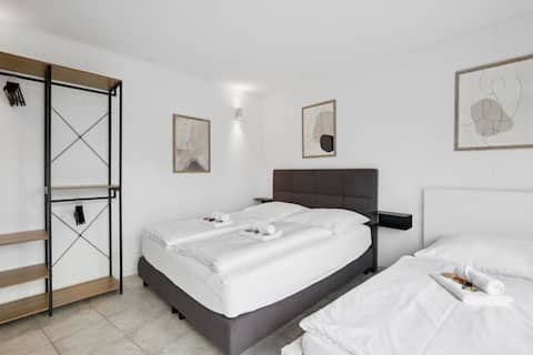 ANDRiSS - Travel & Work - 5 BR - Kitchen - Parking