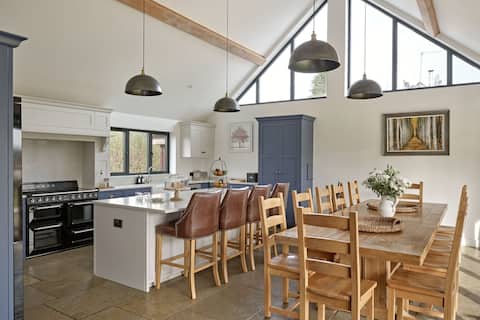 Stunning Barn perfect for family/friend gatherings