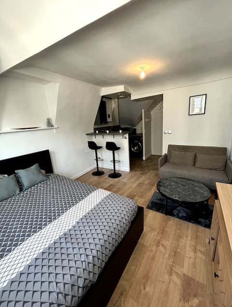 Popular Airbnb listing: Lovely City Centre Studio - Direct access to Paris in Yvelines