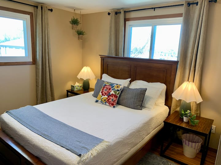 Lit queen size à l'étage. Ventilateur, oreillers supplémentaires, une table pour poser vos bagages, et fer avec une petite planche à repasser sont dans le placard. Les deux chambres disposent de rideaux occultants efficaces. 