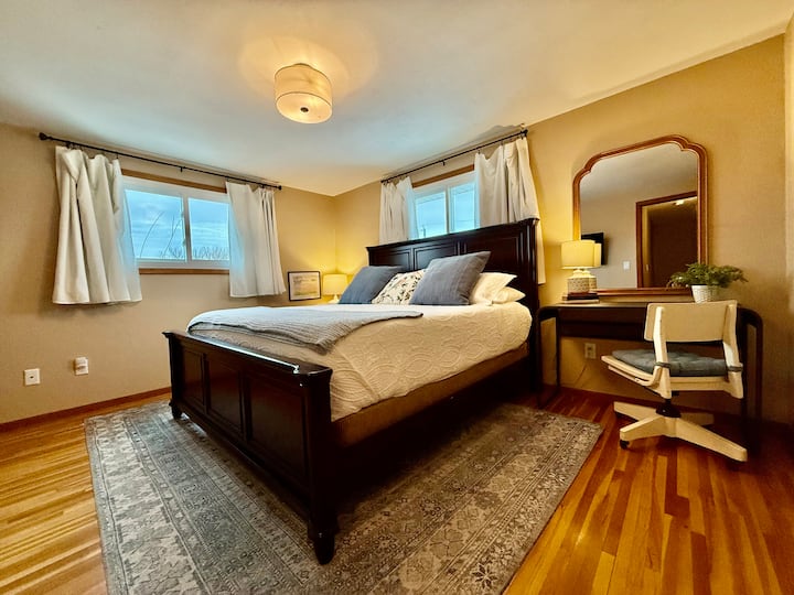 Lit King Size confortable. La chambre dispose d'un petit placard, d'un oreiller supplémentaire, d'un fer à repasser, d'un bureau, de rideaux occultants et d'une télévision. 