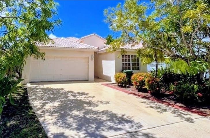 HUGE Private Home Sleeps 22+, & FREE Rental Cars!