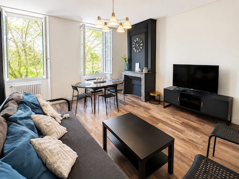 Facing the citadel & market – 2 quiet bedrooms