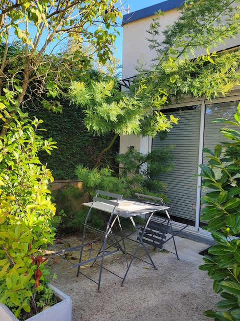 Popular Airbnb listing: Studio near the train station - Private terrace and air conditioning in Nevers