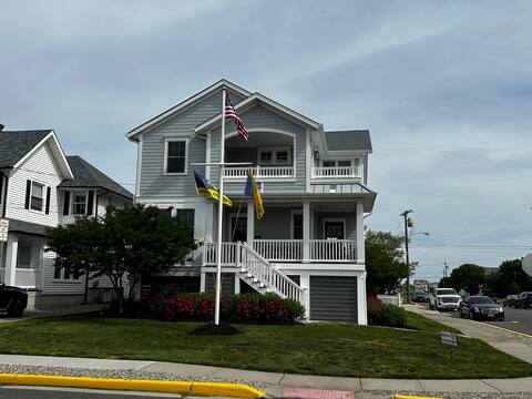 Tommy Bahama House -  1 Block to Jenk Boardwalk