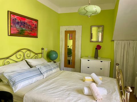 Top performing Airbnb: Nice studio L for 2 by the sea with garden in Grad šibenik