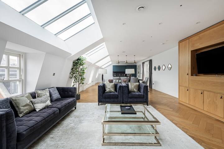 Luxury 3-Bed in Covent Garden, Stunning Views gallery image 4
