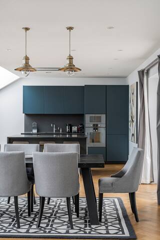 Luxury 3-Bed in Covent Garden, Stunning Views gallery image 2