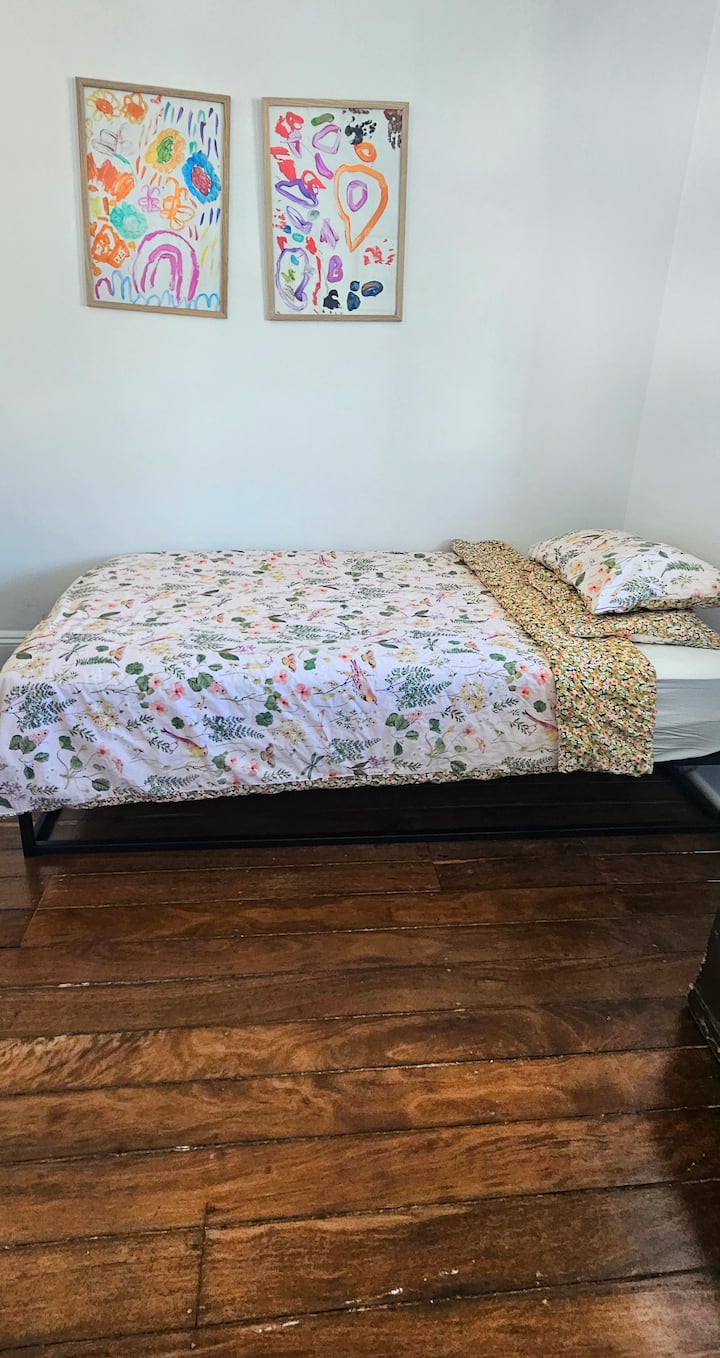 Táto druhá spálňa je vybavená jednou samostatnou posteľou, ktorú však možno premeniť na detskú postieľku/postieľku pre batoľa. Ak sa nájde vhodný záujemca, rád zabezpečím 1–2 ďalšie samostatné matrace, ktoré sa umiestnia na podlahu. 