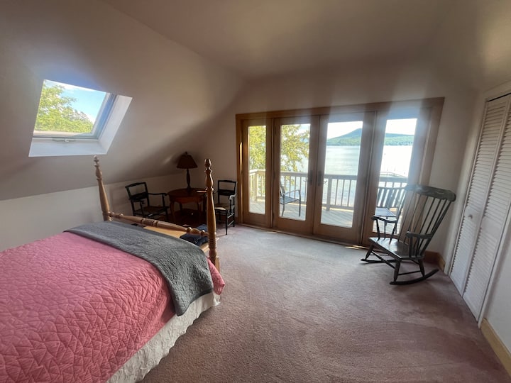 Chambre 2/4 : lit double, vue sur le lac, balcon privé.