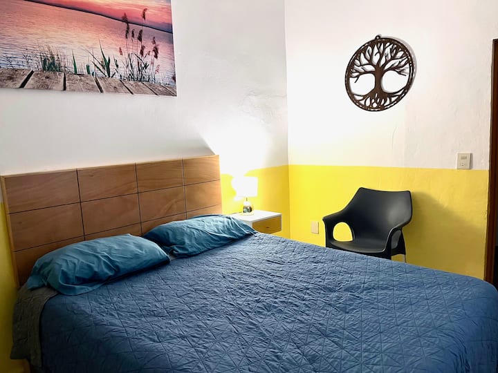Chambre Queen au frais • Ambiance cosy avec ventilateur