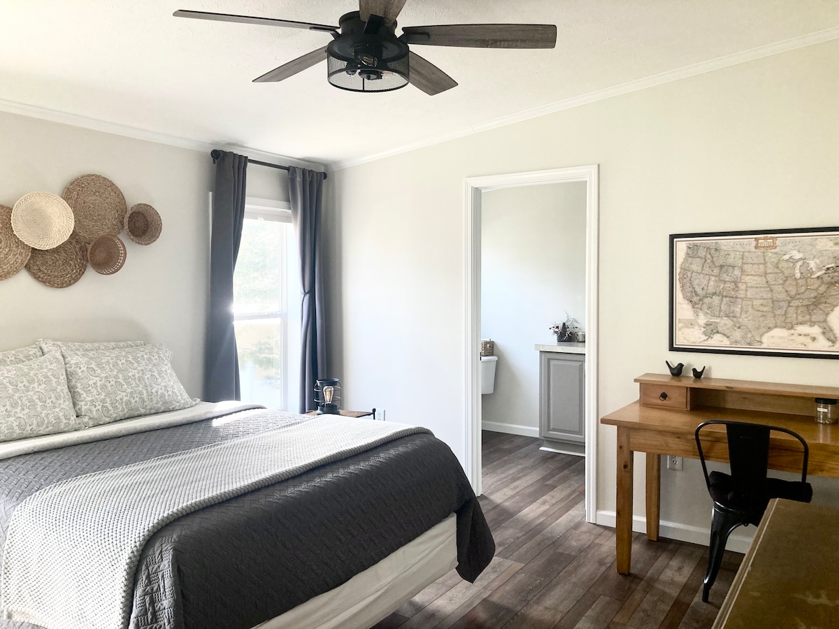 Large bedroom with spacious en-suite bathroom!! Queen bed, cotton sheets, blackout curtains, sturdy work desk, walk in closet, ceiling fan, dresser!