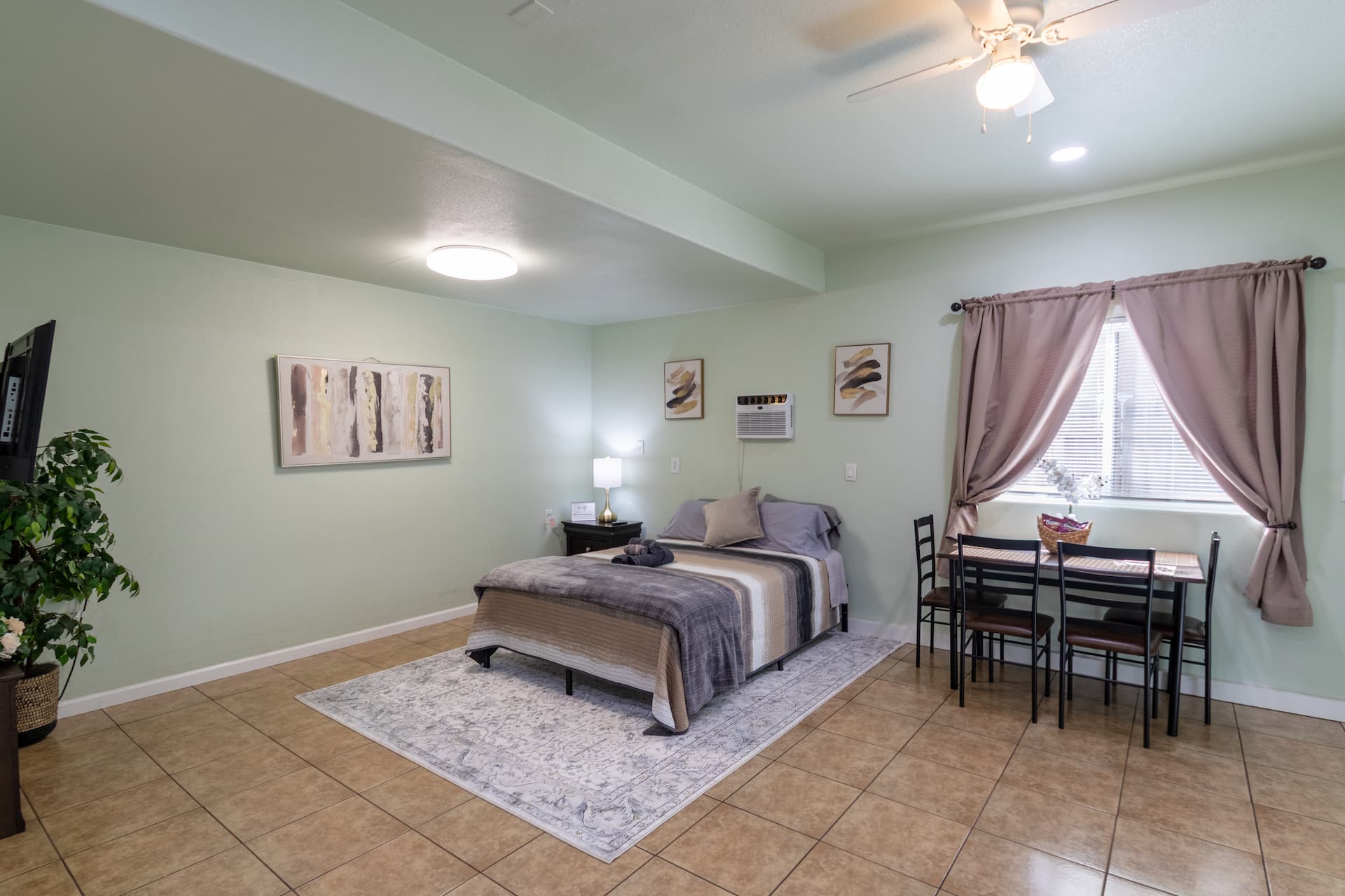 Bright & Spacious Studio w/Parking + Laundry