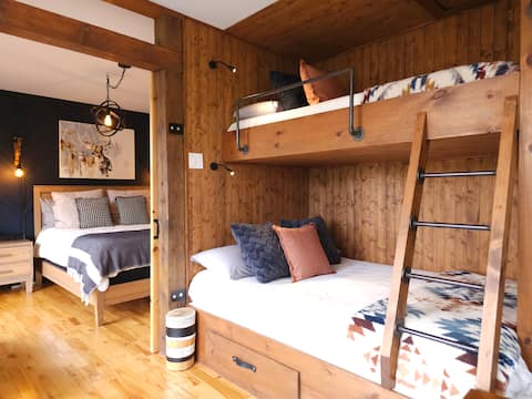 Chalet Le Chaleureux du Lac Souris • Lake & Comfort