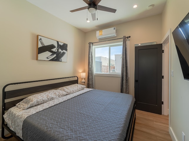 Гостинска куќа, која се состои од една од двете спални соби за гости опремени со брачен кревет (широк 180-220 см) и паметен телевизор. 