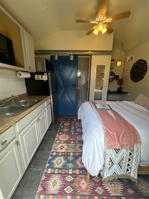 Successful Airbnb property: ZERO Cleaning Fees - Hot Tub Tiny House in South Seminole Heights