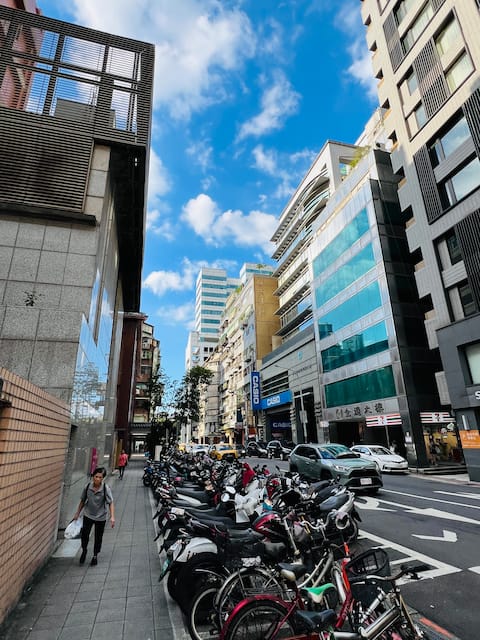 O69 Random Beds | Taipei Station | Taipei International Arts | 1 min to MRT | Direct to Ximen Zhongs