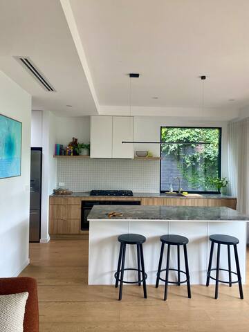 15 min to CBD | 10 min to MGC gallery image 4