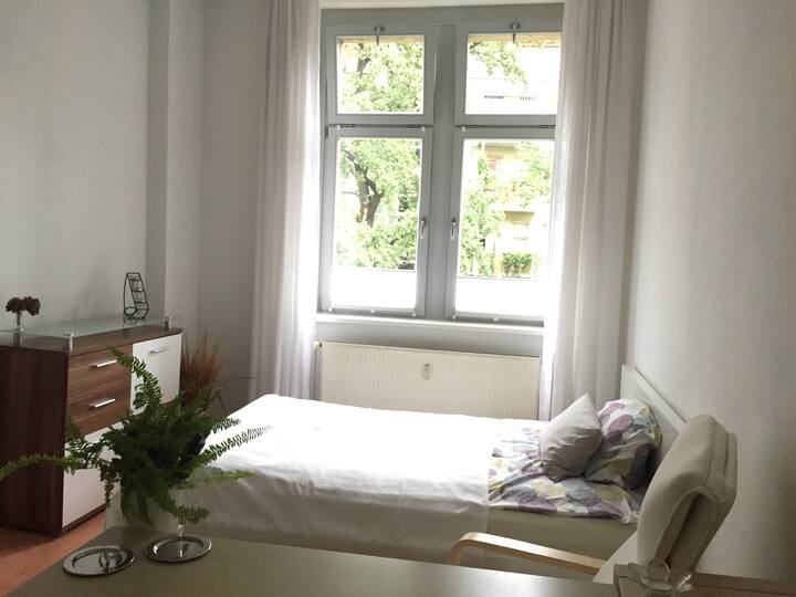 Chumba kinaangalia ua wa nyuma tulivu, angavu na kina vistawishi vyote kwa ajili ya ukaaji wa muda mfupi au wa muda mrefu.