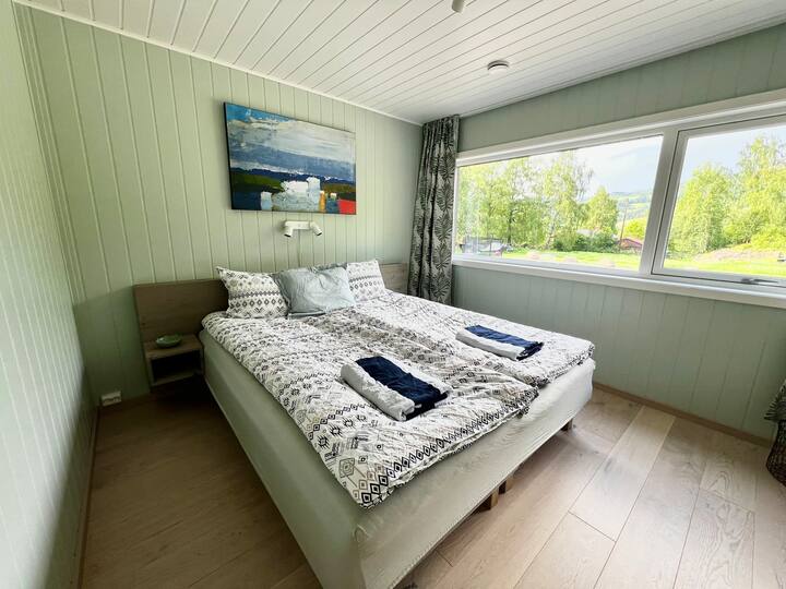 Dormitorio 1:
- Cama doble 180x200 con espacio para una cuna junto o al final de la cama (cuna disponible en el apartamento)