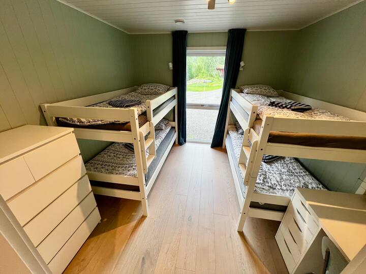 Dormitorio 2:
4 camas con camas de 90x200 cm, cómoda y escritorio.