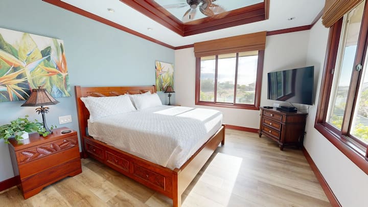 חדר שינה ראשי מס' 2 עם מיטת קינג סייז, נוף לאוקיינוס וחדר רחצה צמוד פרטי 