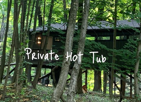 The “Dreamcatcher” Treehouse with Private Hot Tub
