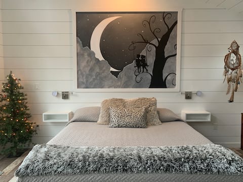 The “Dreamcatcher” Treehouse with Private Hot Tub