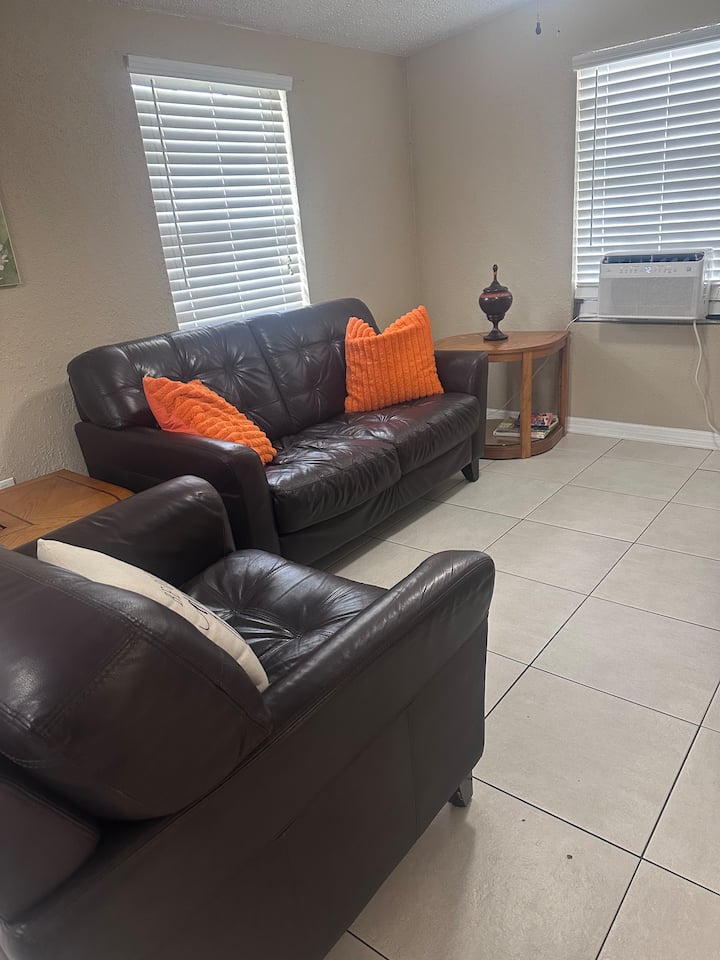 Entire House At Walking Distance From Bush Gardens - Tampa, FL