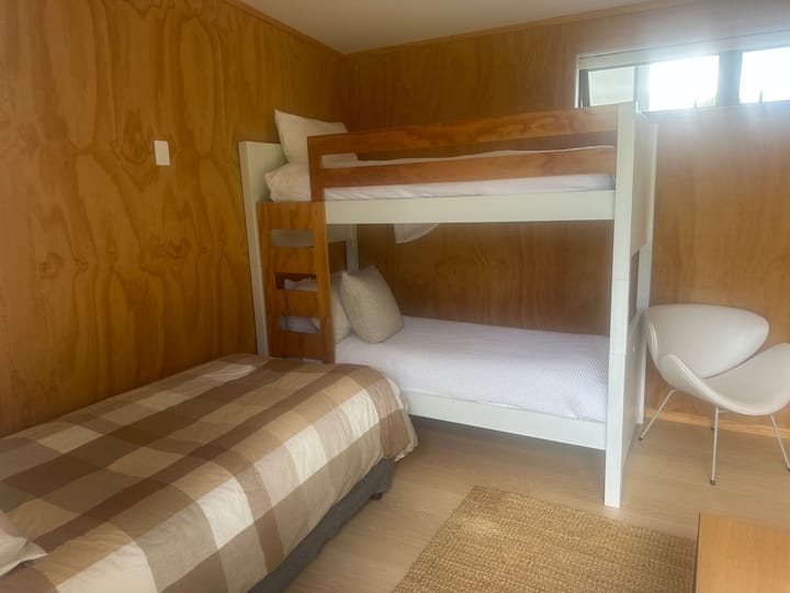 Еден брачен кревет (широк 150-179 см) и 1 кревет на спрат со единечни кревети