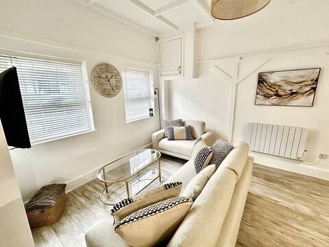 Popular Airbnb listing: Cosy Coastal Cottage in ❤️ of Tynemouth in Tyne & Wear
