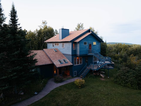 5 min to town, XC Trails, Lake views & Sauna