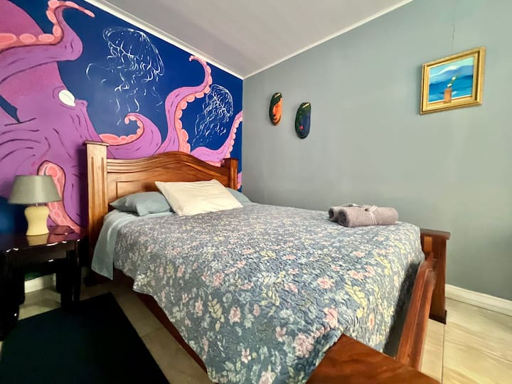 Kitanda cha malkia, meza ya pembeni, taa.