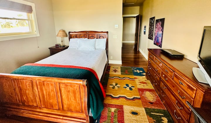 Მეორე დონის საძინებელი ორადგილიანი საწოლითა და ლუქს-კლასის სააბაზანოთი. 