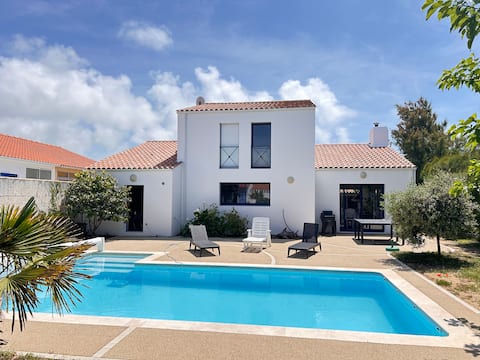 Villa with heated pool, close to the sea