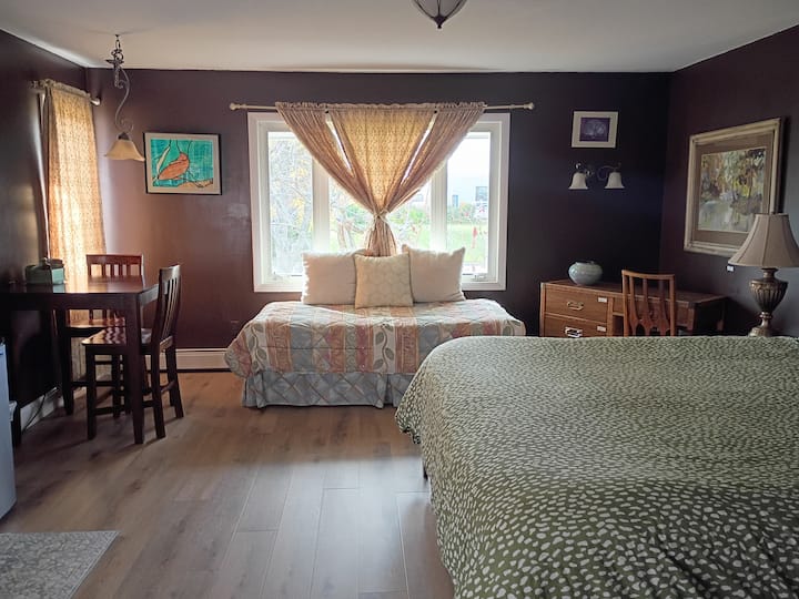 Peaceful, Private Nature & Jacuzzi Getaway - Colchester, VT