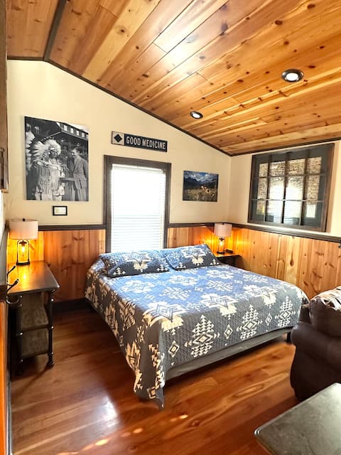 Beautiful Luxury Cabin Near Two Medicine Lake