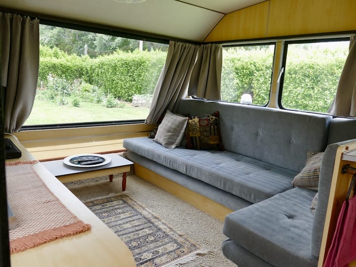 Táto pohovka sa dá rozložiť a vytvoriť tak pohodlnú druhú manželskú posteľ. Na tento zážitok je poskytnutá posteľná bielizeň. 