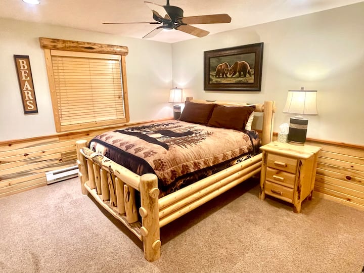 Bračni krevet (širine 150 – 179 cm) u „medvjeđoj sobi” u prizemlju