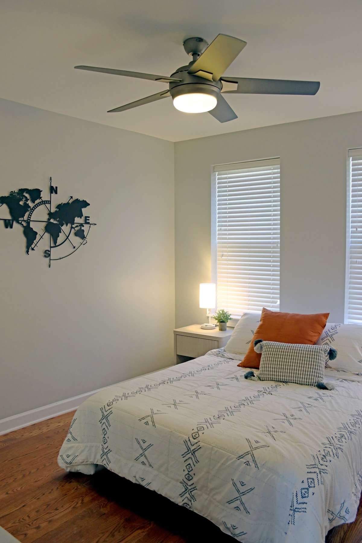 Dormitorio principal con baño y televisor inteligente.