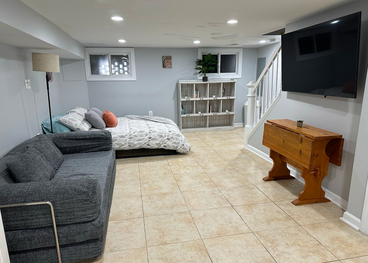 Suite en el sótano con baño completo.