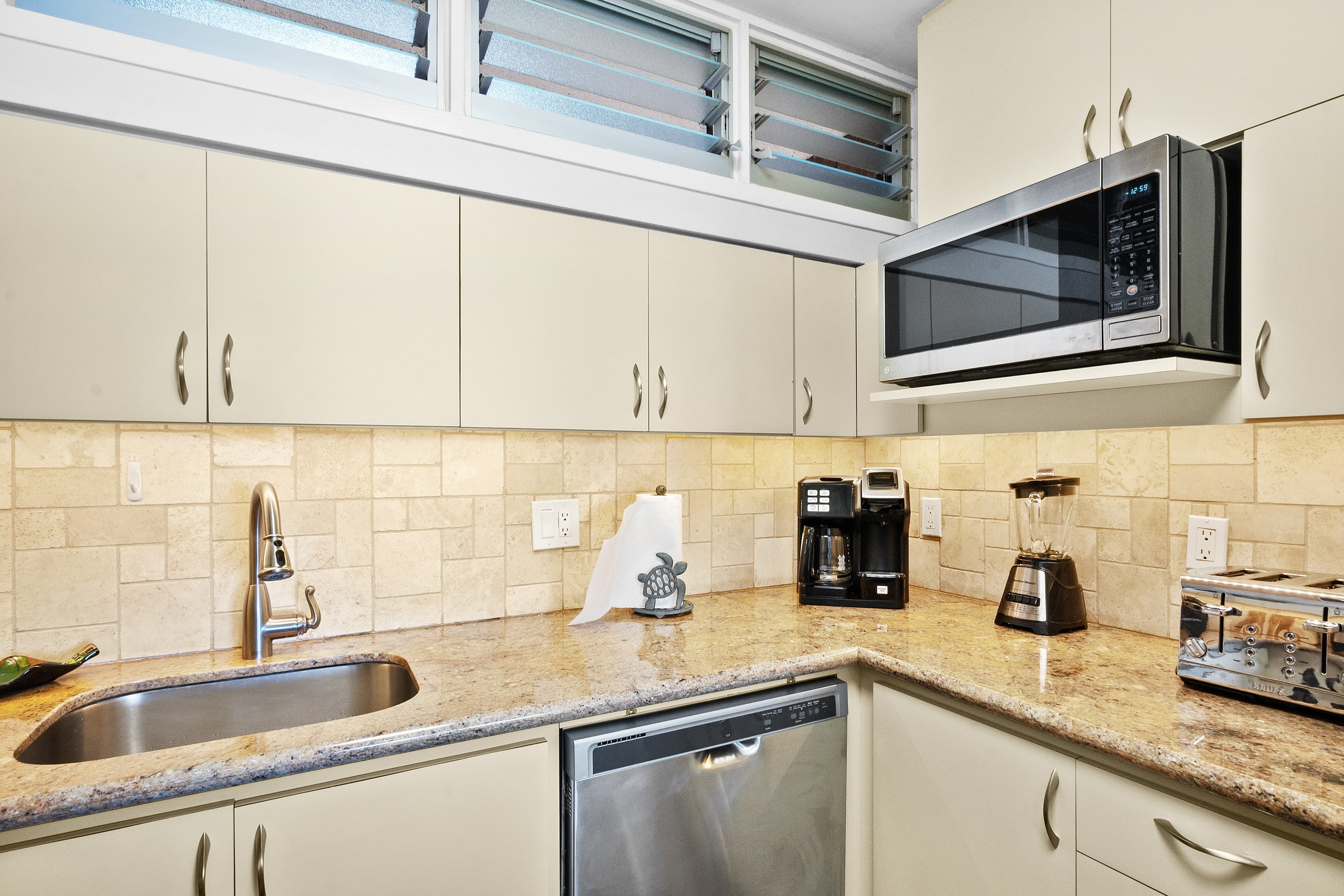 Condo in Lahaina · ★5.0 · 1 bedroom · 3 beds · 1 private bath - Image 22