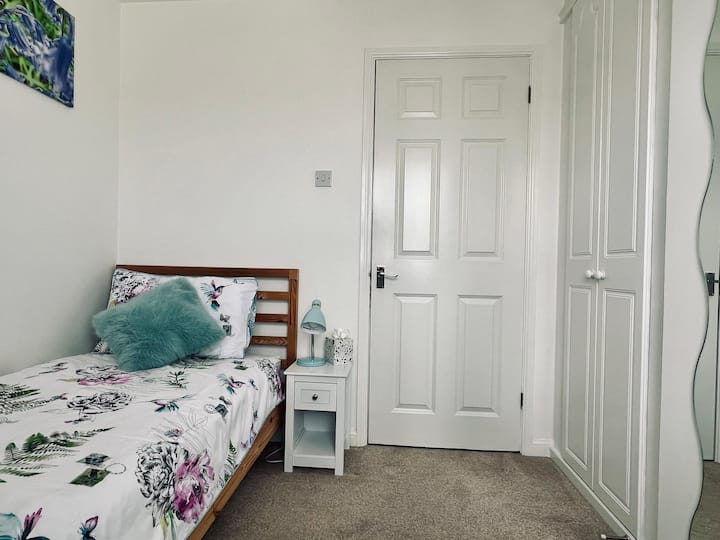 Dhomë gjumi me gardërobë dhe dritare 