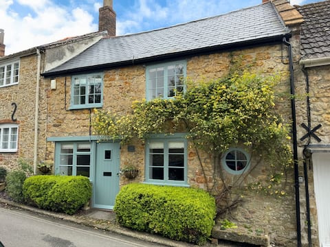 Blackbird Cottage close to walks & Jurassic Coast