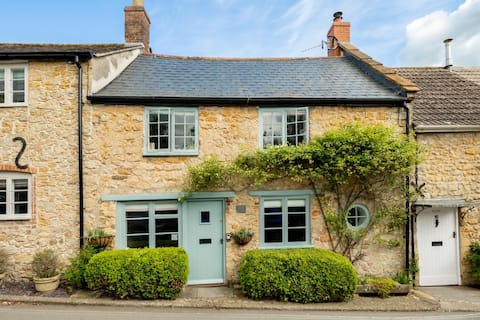 Blackbird Cottage near walks and Jurassic Coast