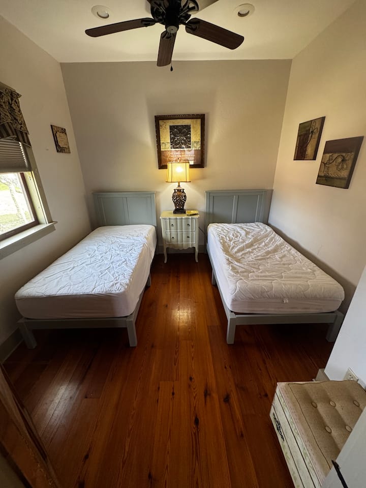 The Rock House Hideaway Sleeps 18- 9 beds!20acres - Houses for