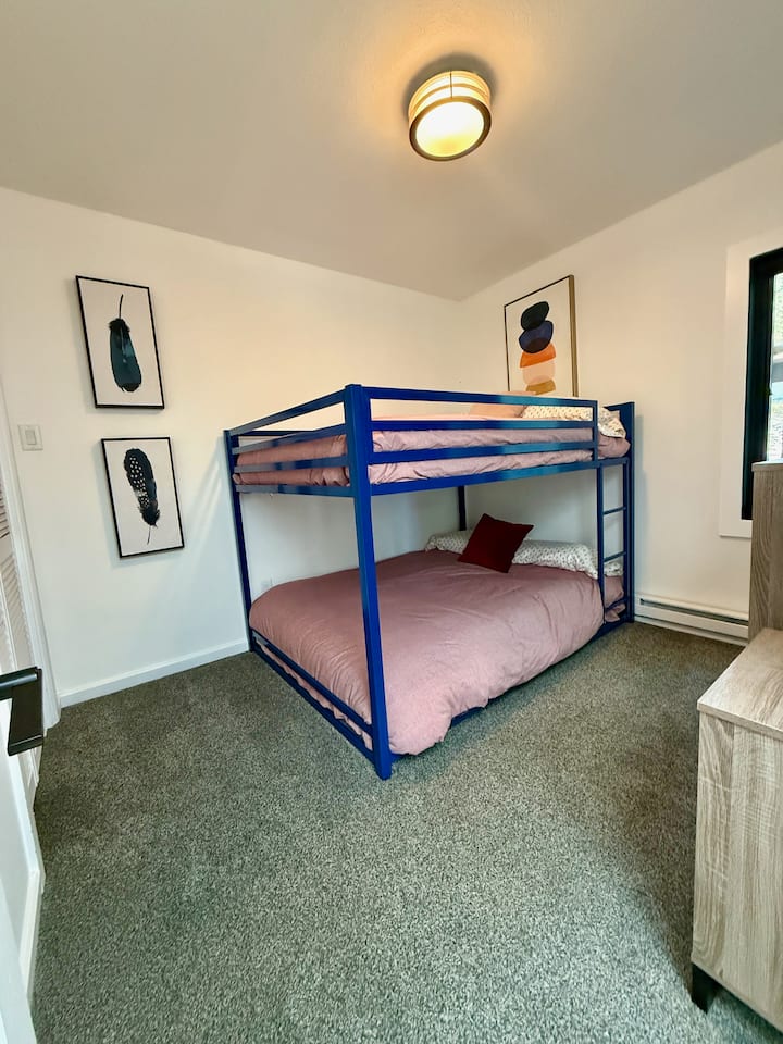 חדר מיטות קומתיים מלא בקומה הראשית.